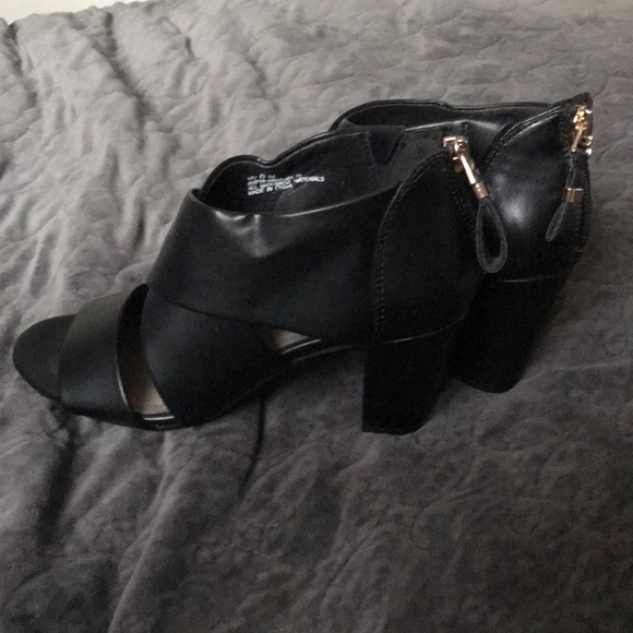 Black size 6 heels - Picture 2 of 7